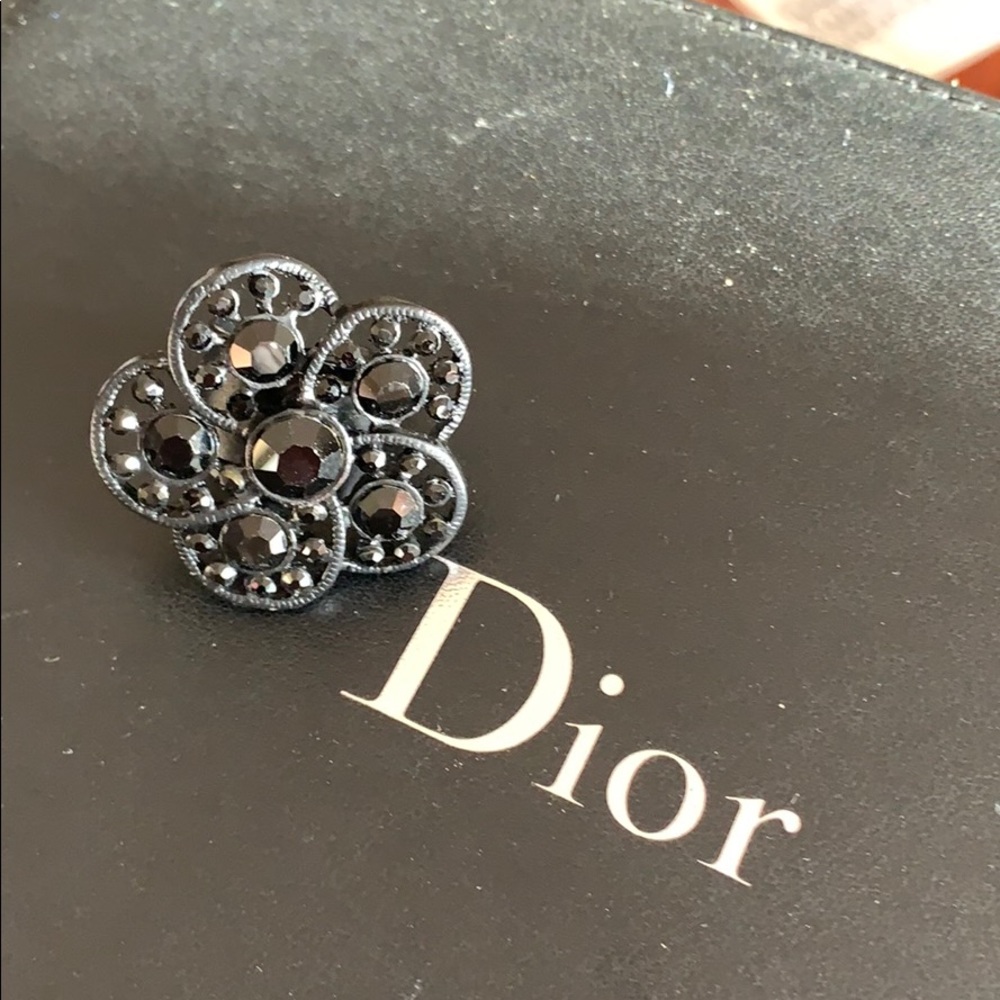 Large flower ring by Designer